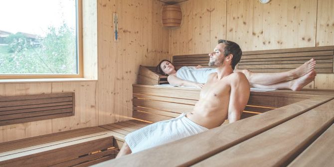 Zwei Personen entspannen in der Sauna